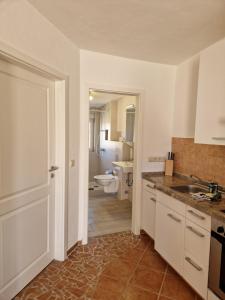 a kitchen with a sink and a toilet in it at Appartement Zur Koje in Boltenhagen