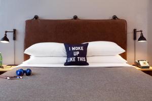 una cama con una almohada encima en Moxy Columbia Downtown, en Columbia