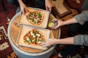 Dos pizzas sentadas sobre una mesa en Moxy Columbia Downtown en Columbia