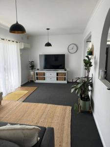 TV a/nebo společenská místnost v ubytování Family friendly home in Belmont