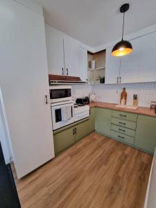 Kuchyň nebo kuchyňský kout v ubytování Family friendly home in Belmont + 19 fotografií