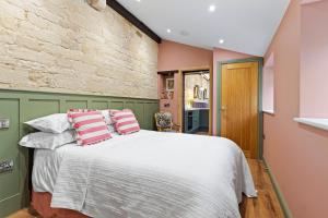 A bed or beds in a room at Copper Beech Cottage