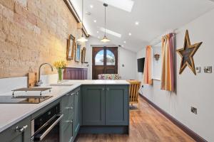 A kitchen or kitchenette at Copper Beech Cottage