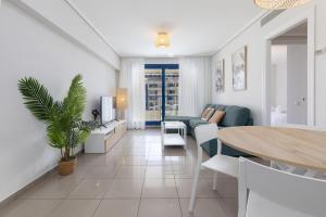 - un salon avec un canapé et une table dans l'établissement ApartUP Patacona Infinity, à Valence