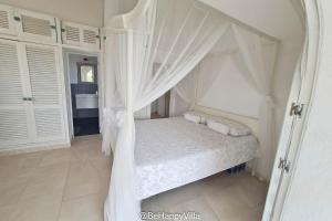 Ένα ή περισσότερα κρεβάτια σε δωμάτιο στο BeHappyVilla +21 φωτογραφίες