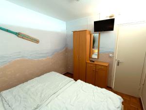 a bedroom with a bed and a baseball bat on the wall at Panoramic App A07-6 in Sierksdorf +8 photos