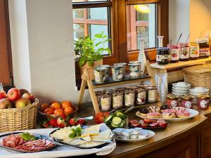 une table avec de nombreuses assiettes de nourriture dans l'établissement Hotel Siebeneichen, à Meissen