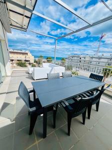 a blue table and chairs on a balcony at Àtico Espuma - Marenia´s Dream in Denia