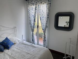um quarto com uma cama e uma janela com vista em Casa Panorama em Leivi