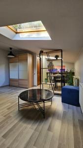 Muzeja apartamenti في ريغا: غرفة معيشة مع طاولة زجاجية وأريكة زرقاء