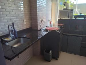 een keuken met een wastafel en een aanrecht bij Neolink Barra da Tijuca in Rio de Janeiro