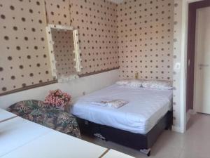 a bedroom with two beds and a mirror at Neolink Barra da Tijuca in Rio de Janeiro