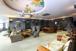 uma sala de estar com um sofá, cadeiras e uma mesa em Funda Hotel em Trabzon