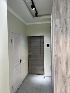 une chambre vide avec une porte et un couloir dans l'établissement Modern Apartment, à Erevan