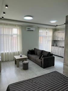 - un salon avec un canapé et une table dans l'établissement Modern Apartment, à Erevan
