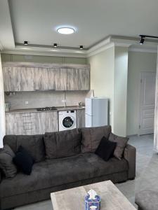 - un salon avec un canapé et un réfrigérateur dans l'établissement Modern Apartment, à Erevan