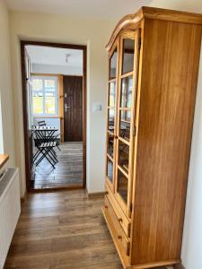 um quarto com um armário de madeira e uma sala de jantar em Apartament 600 npm em Piechowice