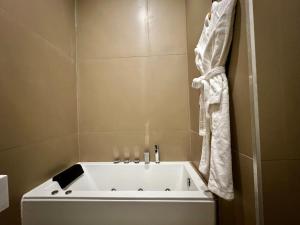 eine weiße Badewanne im Bad mit Dusche in der Unterkunft Lisbon Studios in Lissabon