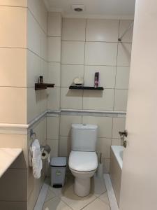 ハニア・タウンにあるVilla Elias & Casseiopiaのトイレ、洗面台、浴槽を備えたバスルーム +17枚の写真