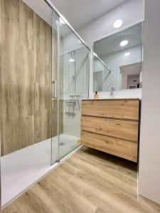 La salle de bains est pourvue d'une douche, d'un lavabo et d'un miroir. dans l'établissement Apartamento en el corazón de Cantabria, à Torrelavega
