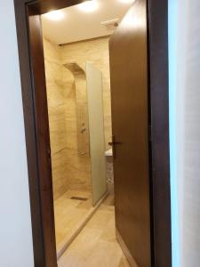 drzwi prowadzące do łazienki z prysznicem w obiekcie Giving Paradise Chalet w mieście Amman