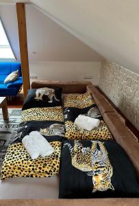 2 posti letto in una camera con lenzuola leopardate di Schöne Aussicht a Geiselbach