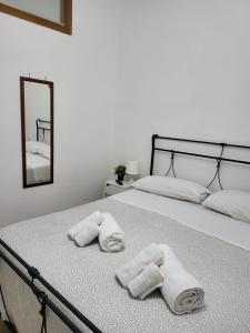 Un dormitorio con dos toallas en una cama. en GIO' HOUSE, en Nápoles