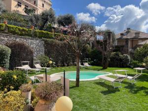 - un jardin avec une piscine dans la cour dans l'établissement "Villa degli Ulivi" Wonderful Villa with private pool and sea view, à Recco