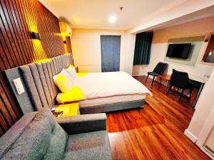 una camera d'albergo con letto e divano di Naila Hotel a Istanbul