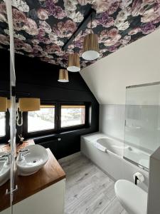 a bathroom with a sink and a bath tub at Pensjonat Melaxa in Węgierska Górka