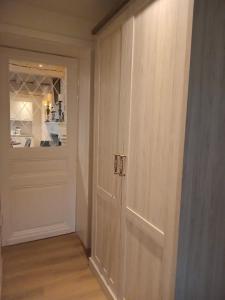 a white door in a room with a kitchen at DE LANDSHOEVE vakantiewoningen in Zwalm