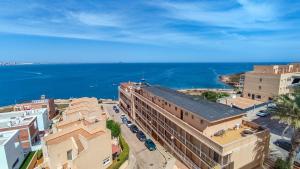 una vista aérea de la ciudad y el océano en Faro Cabo de Palos en Cabo de Palos