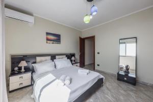 Billede fra billedgalleriet på Three Bedroom Romantic Promenade Apartment i Durrës + 47 billeder