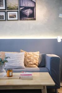 een blauwe bank in een woonkamer met een salontafel bij Resort-style Condo in Quezon City with Free Parking, Netflix and Smartlock in Manilla