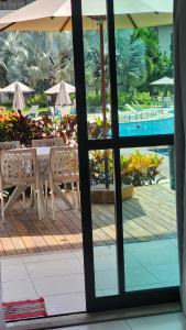 - une vue sur une table et des chaises depuis la fenêtre dans l'établissement Apartamento Eco Life, à Porto de Galinhas
