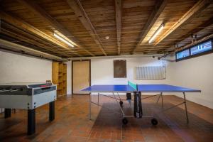 a ping pong table in the middle of a room at Simons Herberge in Meiringen