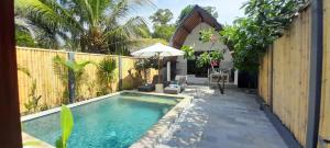 3 Angels One-Bedroom Villa في غيلي آير: مسبح في الحديقة الخلفية للمنزل