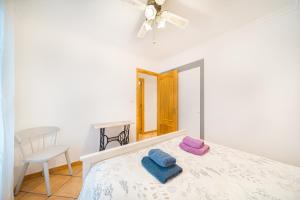 een slaapkamer met een bed met twee handdoeken erop bij Casita del Puerto 1 in Santa Pola