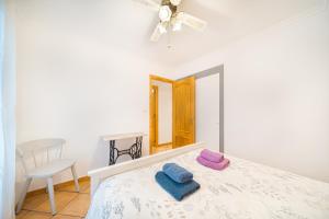 sypialnia z łóżkiem i dwoma ręcznikami na nim w obiekcie Casita del Puerto 1 w mieście Santa Pola