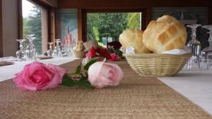 una mesa con cestas de pan y flores. en B&B VISTA LAGO, en Bellagio