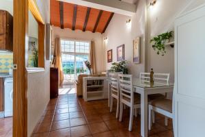 Casa El Lago Alojamiento Rural في Las Jaras: مطبخ وغرفة طعام مع طاولة وكراسي