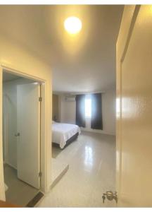 1 dormitorio con 1 cama y puerta a una habitación en ushuaia, en Castellón de la Plana