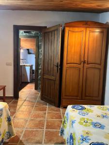 a room with a wooden cabinet and a table at Apartamento la Cañada in Vejer de la Frontera