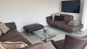 sala de estar con 2 sofás y TV en Prázdninový dům u moře en Bilice