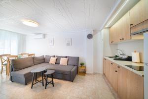 una sala de estar con un sofá y una mesa en Casita del Puerto 3, en Santa Pola