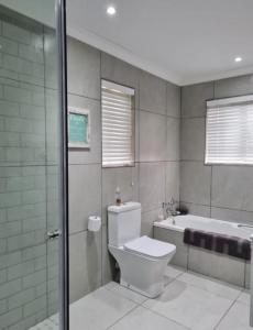 y baño con aseo y bañera. en Mon Rêve Estate en Ciudad del Cabo
