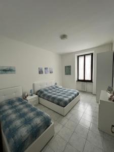 1 Schlafzimmer mit 2 Betten und einem Fenster in der Unterkunft Casa Gab in Turin