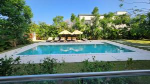Der Swimmingpool an oder in der Nähe von Diani Beachfront Flats