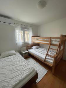 1 dormitorio con 2 literas y ventana en Villa KOD BUBE, en Ljubuški