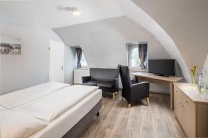 a bedroom with a bed and a desk and a chair at Villa Beachside in Eckernförde +63 photos